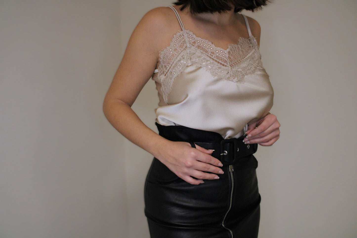 TOP IN SATIN CON PIZZO